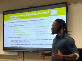 A person giving a presentation

Description automatically generated